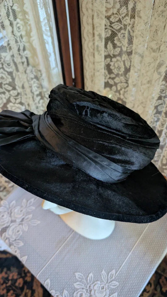 Vintage 1900s Edwardian Art Deco Black Velvet Silk Wide Brim Hat Floral Applique
