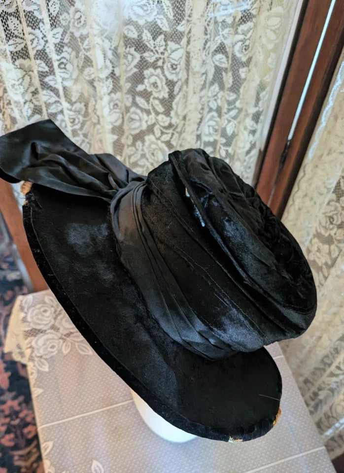 Vintage 1900s Edwardian Art Deco Black Velvet Silk Wide Brim Hat Floral Applique