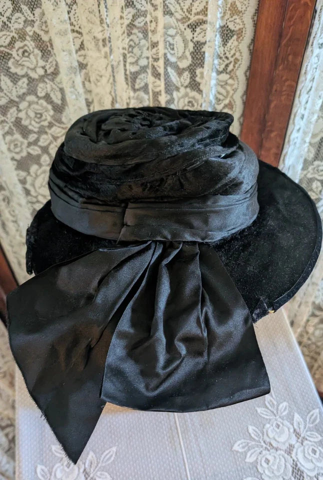 Vintage 1900s Edwardian Art Deco Black Velvet Silk Wide Brim Hat Floral Applique